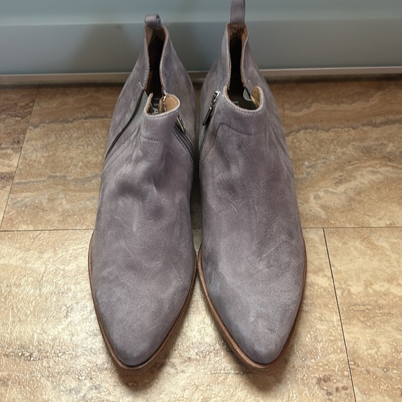 ITALEAU VERO CUOIO gray ankle boots low side zip new size 41 or 10.5 - Picture 2 of 6